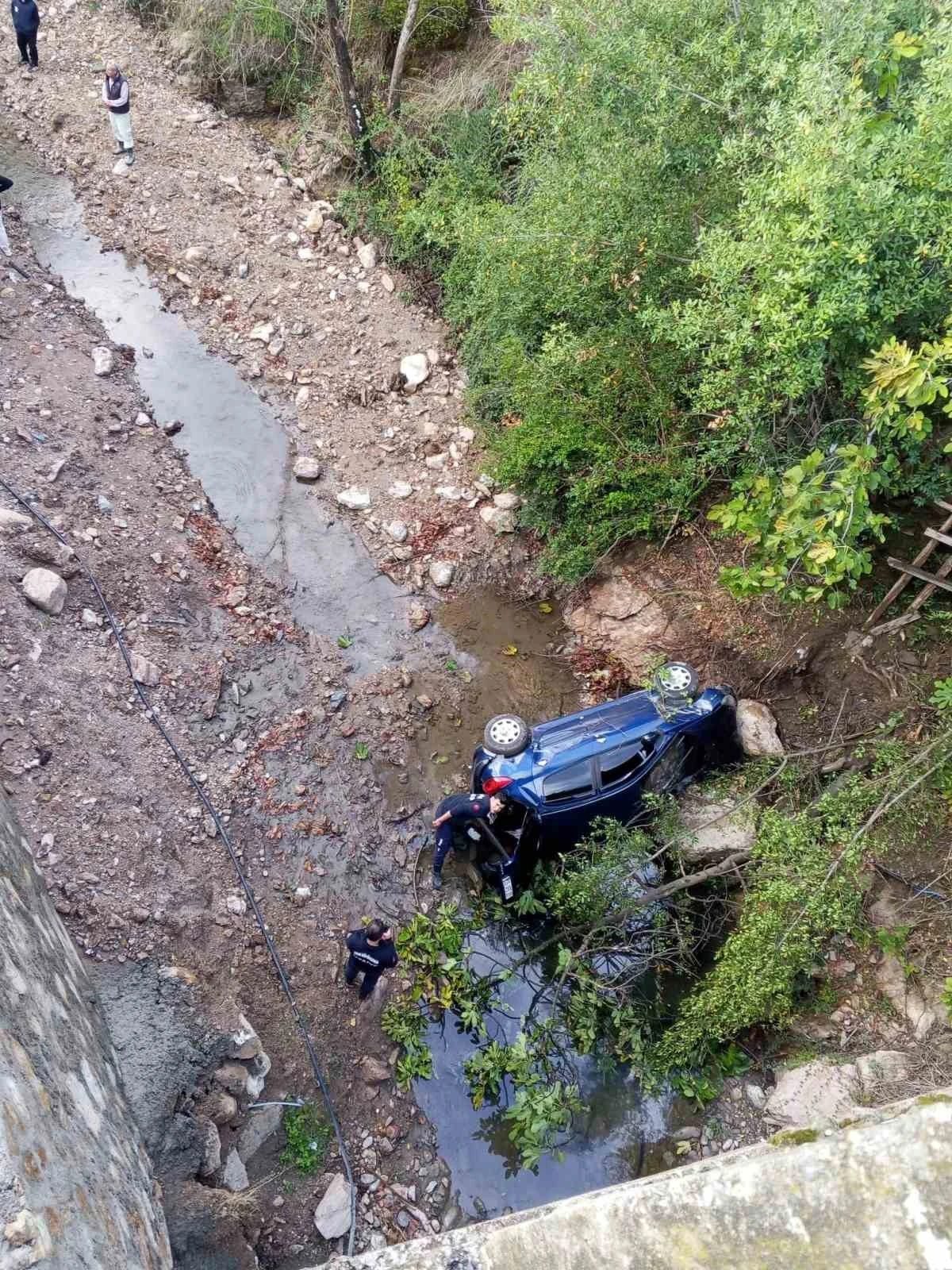 Köprüden dereye uçan otomobildeki 3 kişi yaralandı; araç kontrolden çıkmıştı
