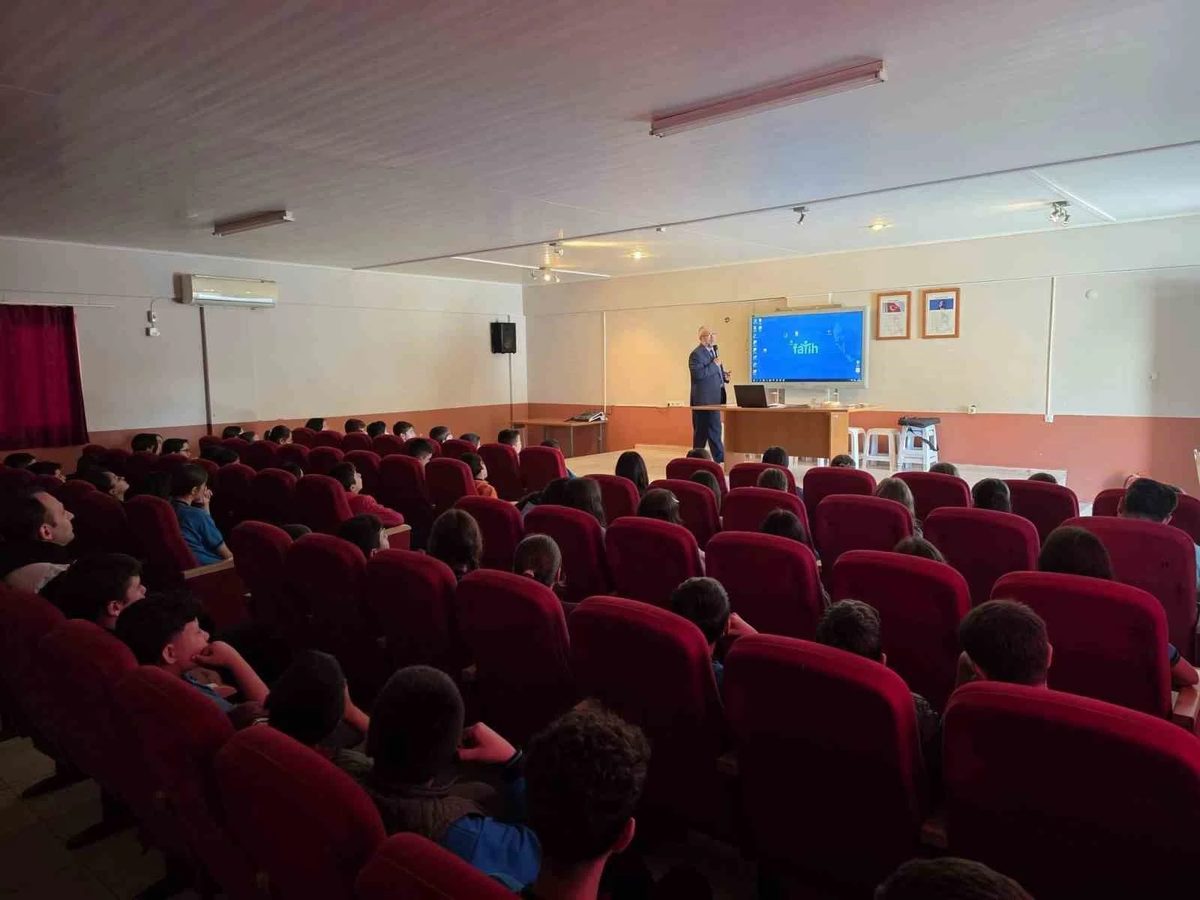 Köşk İlçe Müftüsü Dr. Nuri İlk, öğrencilere İslam bilim tarihini anlattı