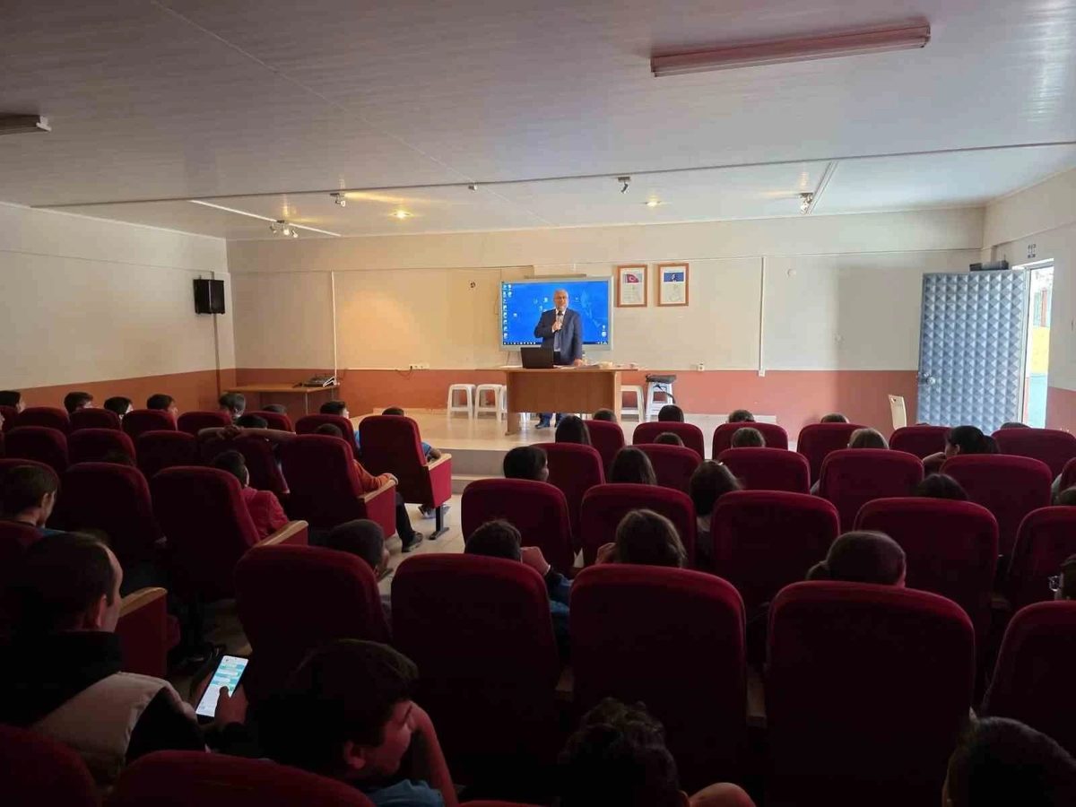 Köşk İlçe Müftüsü Dr. Nuri İlk, öğrencilere İslam bilim tarihini anlattı