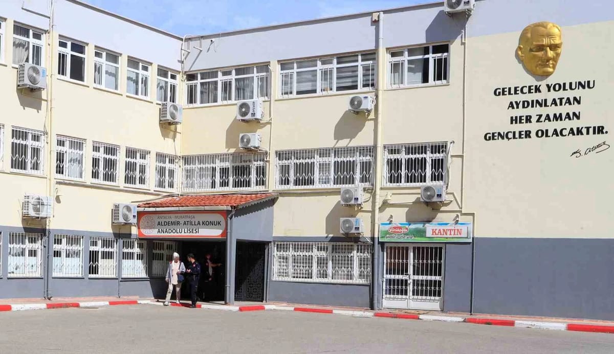 KPSS sınavı yapılan okulda kilitli kalan vatandaş kurtarıldı