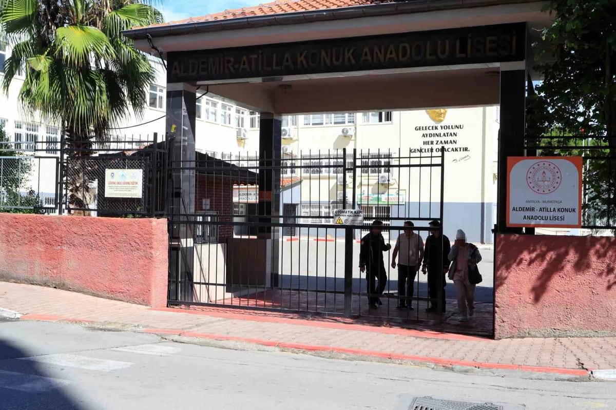 KPSS sınavı yapılan okulda kilitli kalan vatandaş kurtarıldı