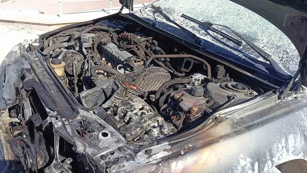 KPSS’ye giren gencin park ettiği otomobilden alevler yükseldi, yangını polisler söndürdü