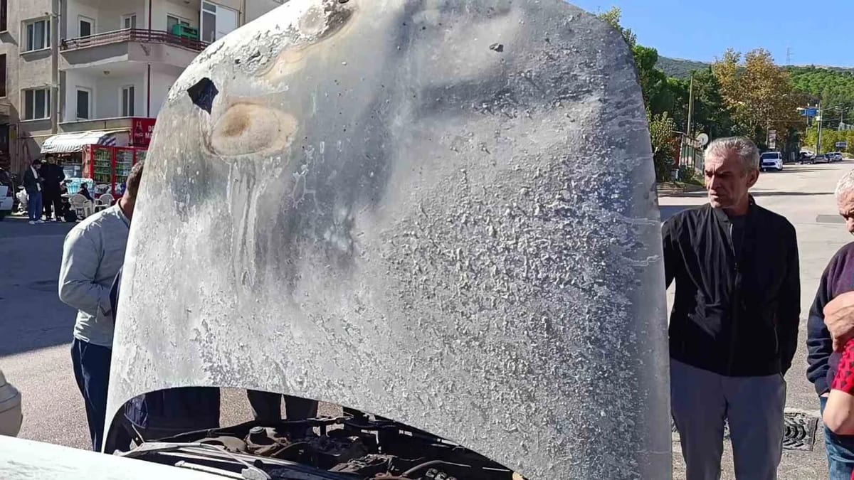 KPSS’ye giren gencin park ettiği otomobilden alevler yükseldi, yangını polisler söndürdü