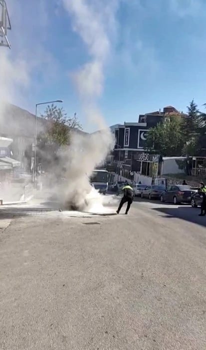 KPSS’ye giren gencin park ettiği otomobilden alevler yükseldi, yangını polisler söndürdü