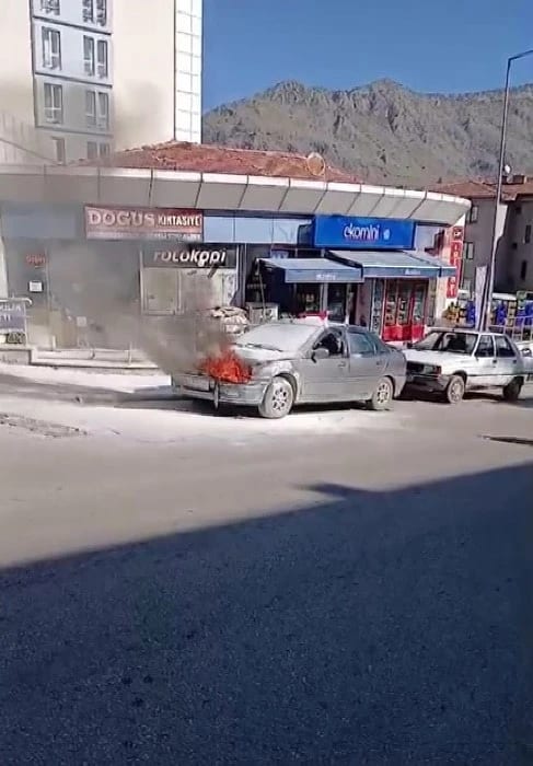 KPSS’ye giren gencin park ettiği otomobilden alevler yükseldi, yangını polisler söndürdü