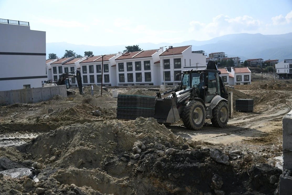 Kuşadası Belediyesi Caferli’de 6 sokağa 25 bin metrekare parke taşı döşiyor