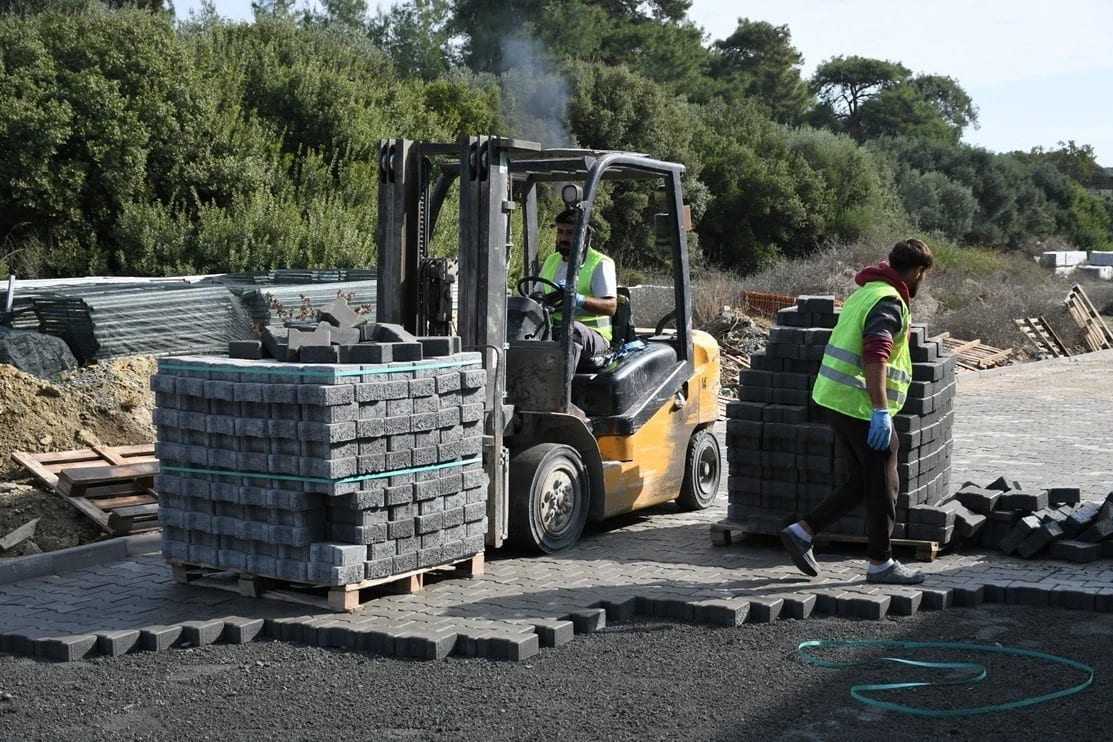 Kuşadası Belediyesi Caferli’de 6 sokağa 25 bin metrekare parke taşı döşiyor