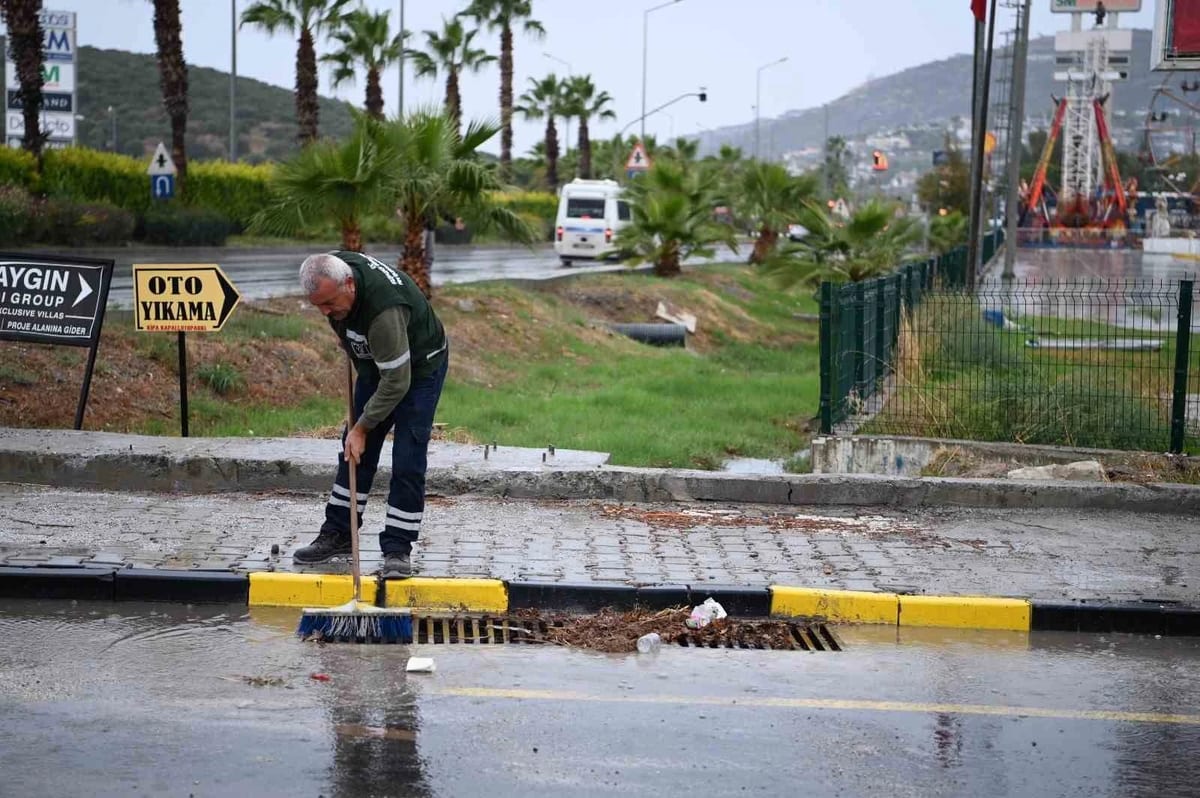 Kuşadası Belediyesi ekipleri yağmur sonrası tıkanan mazgalları temizledi