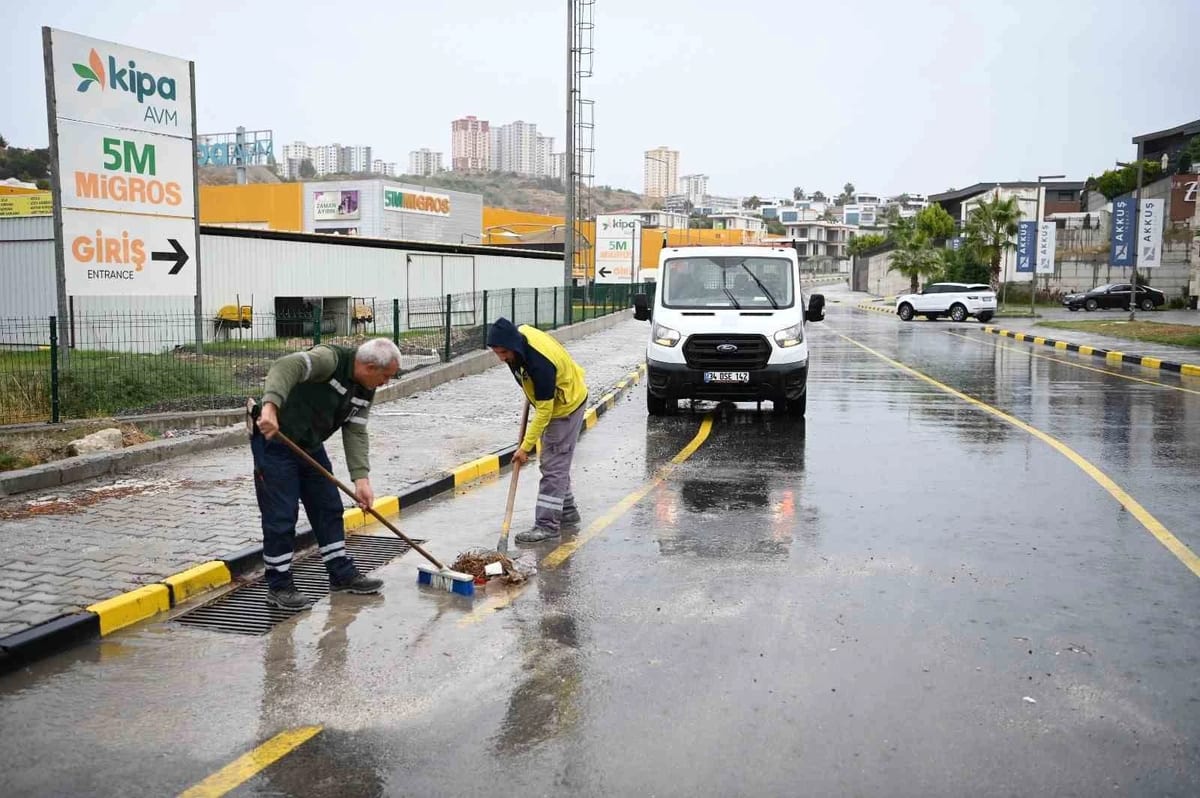 Kuşadası Belediyesi ekipleri yağmur sonrası tıkanan mazgalları temizledi