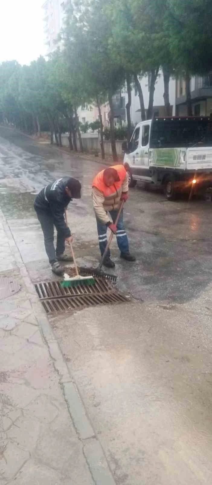 Kuşadası Belediyesi ekipleri yağmur sonrası tıkanan mazgalları temizledi
