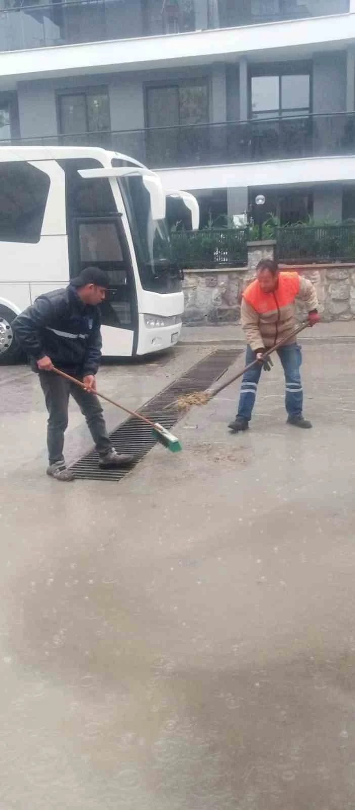 Kuşadası Belediyesi ekipleri yağmur sonrası tıkanan mazgalları temizledi