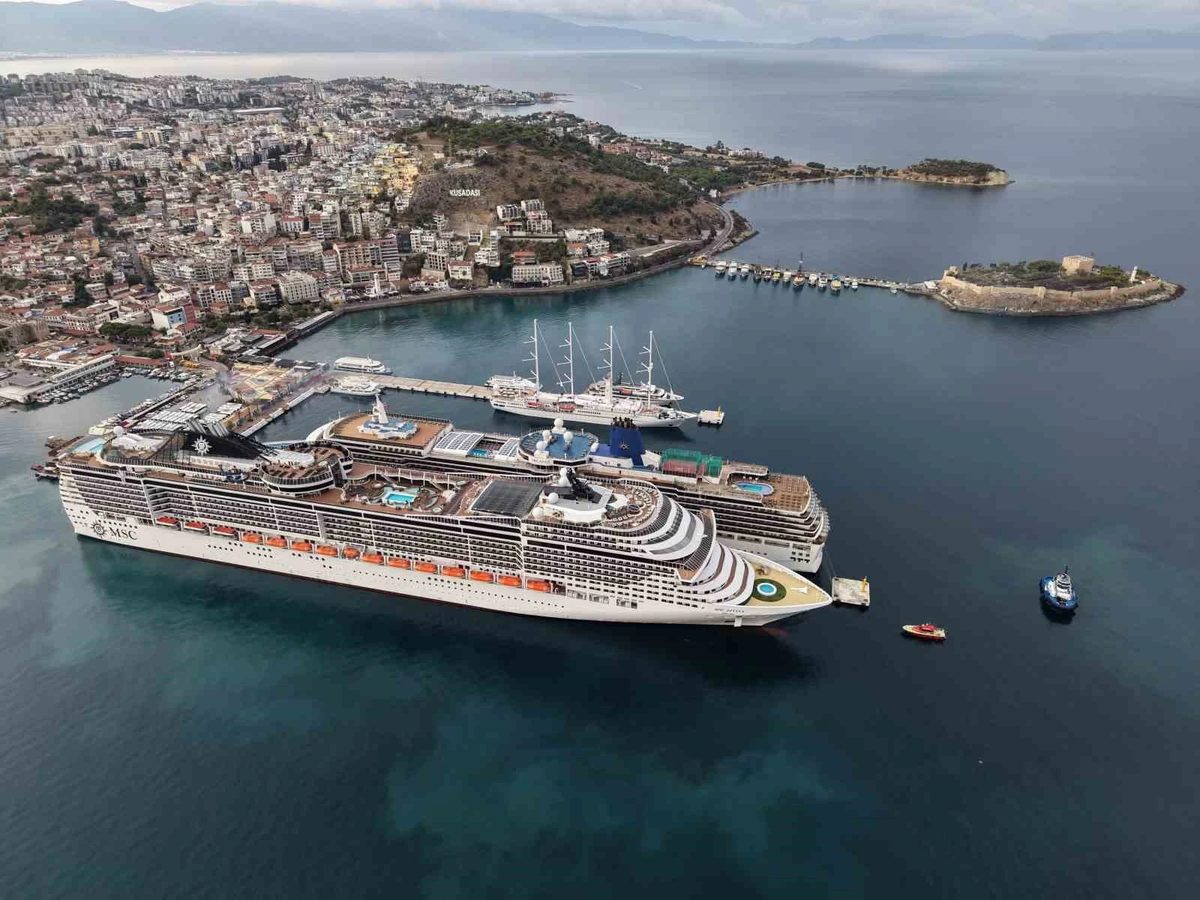 Kuşadası’na 4 kruvaziyerle 6 bin turist geldi