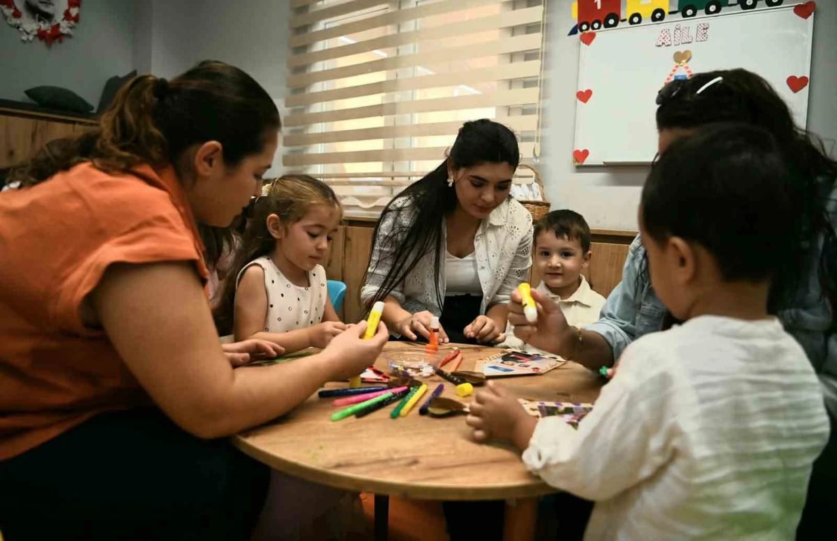 Kuşadası’nda 20 minik öğrenci mezuniyet sevinci yaşadı