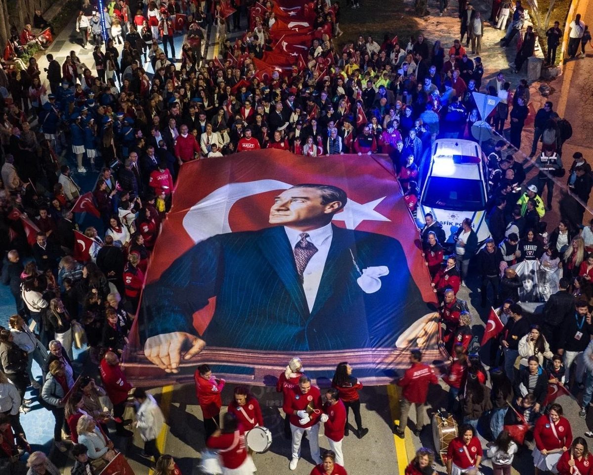 Kuşadası'nda 250 metrelik dev Türk bayrağıyla 103. yıl kutlandı