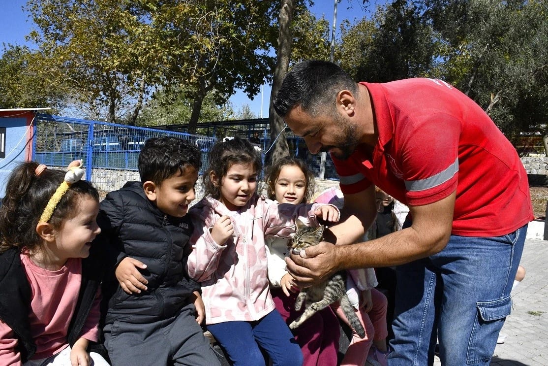 Kuşadası’nda 355 öğrenci hayvan dostlarıyla buluştu