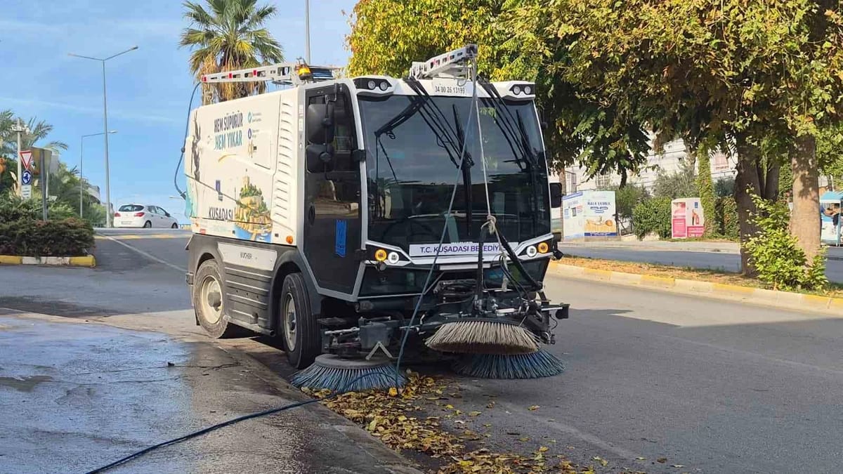 Kuşadası’nda cadde temizliği aralıksız sürüyor