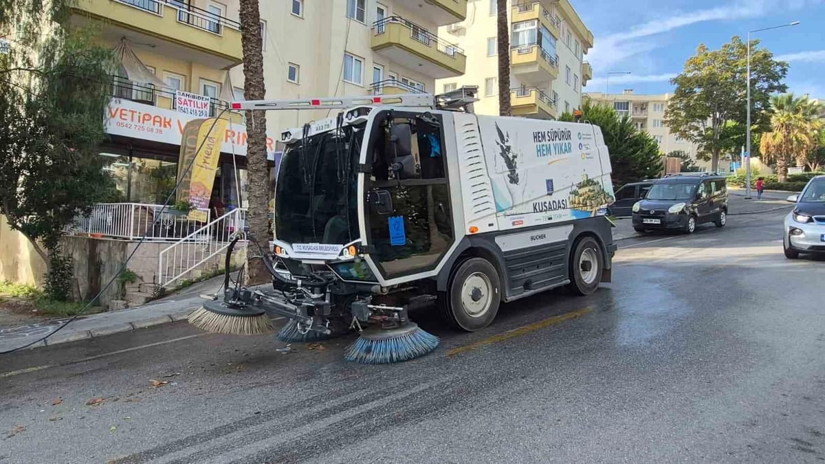 Kuşadası’nda cadde temizliği aralıksız sürüyor