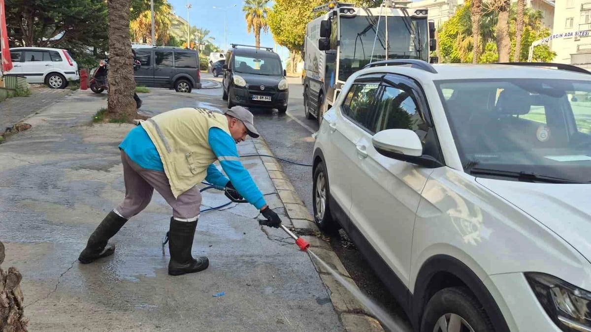 Kuşadası’nda cadde temizliği aralıksız sürüyor