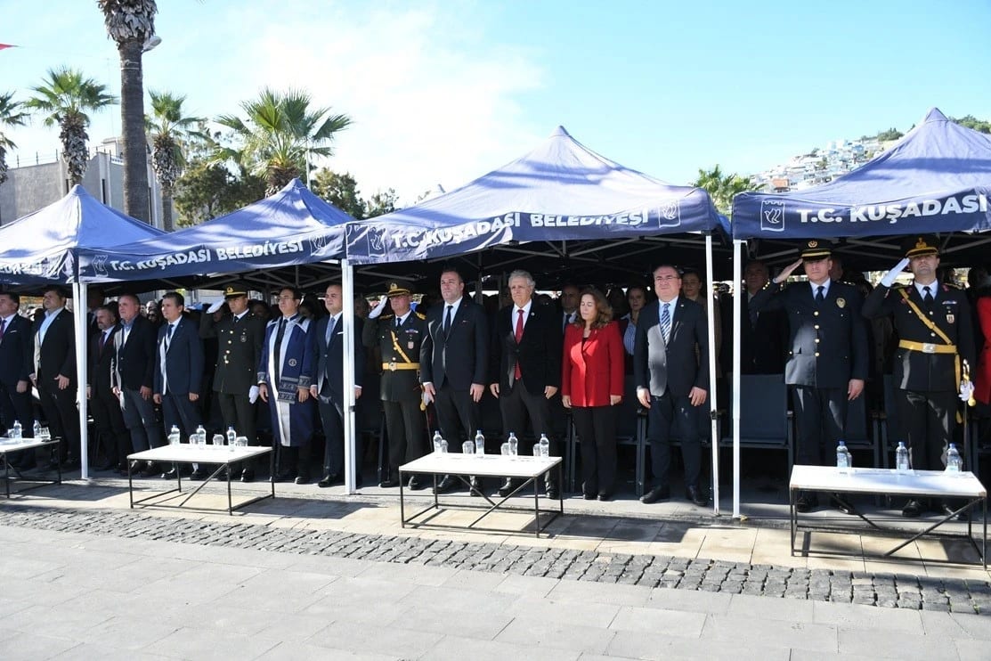 Kuşadası'nda Cumhuriyet'in 103. yılı tebrik ve resmi törenle kutlandı