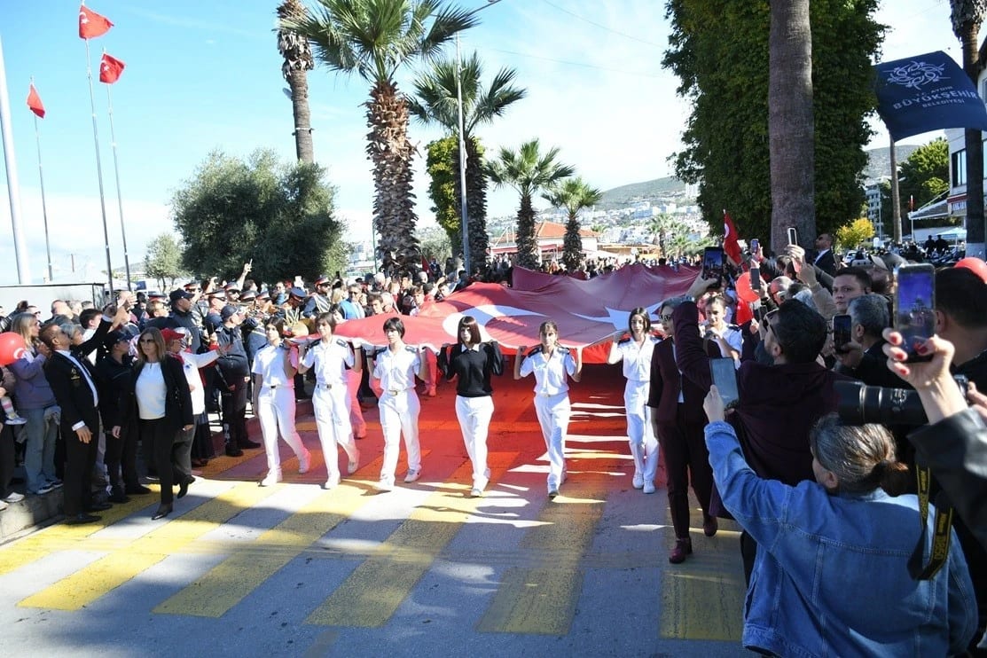 Kuşadası'nda Cumhuriyet'in 103. yılı tebrik ve resmi törenle kutlandı
