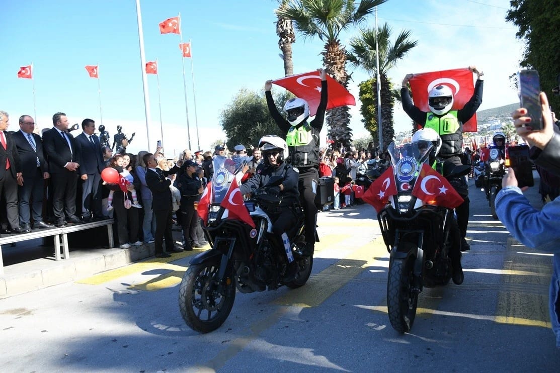 Kuşadası'nda Cumhuriyet'in 103. yılı tebrik ve resmi törenle kutlandı