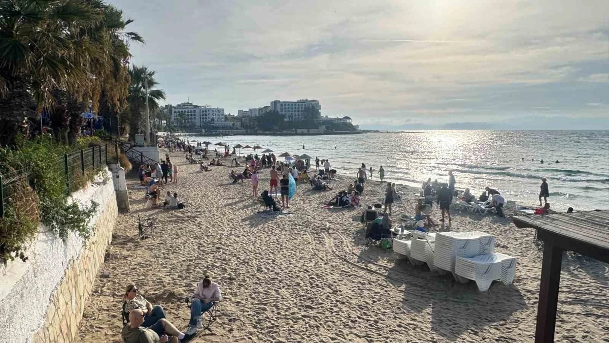 Kuşadası’nda Ekim güneşi deniz keyfini uzattı