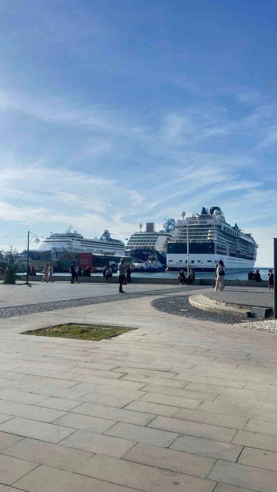 Kuşadası’nda Ekim güneşi deniz keyfini uzattı