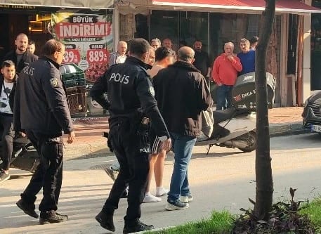 Kuşadası'nda elinde bıçaklarla koşan genç, polis müdahalesiyle gözaltına alındı