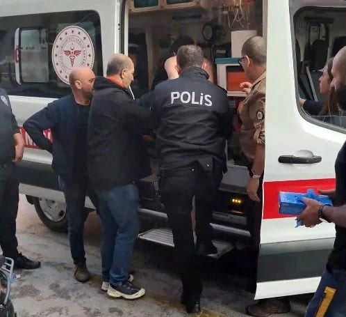 Kuşadası'nda elinde bıçaklarla koşan genç, polis müdahalesiyle gözaltına alındı