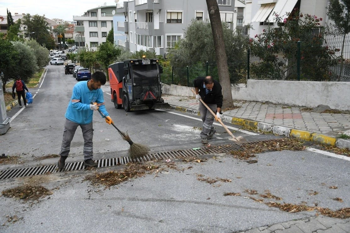 Kuşadası’nda fırtına sonrası ekipler sahaya indi