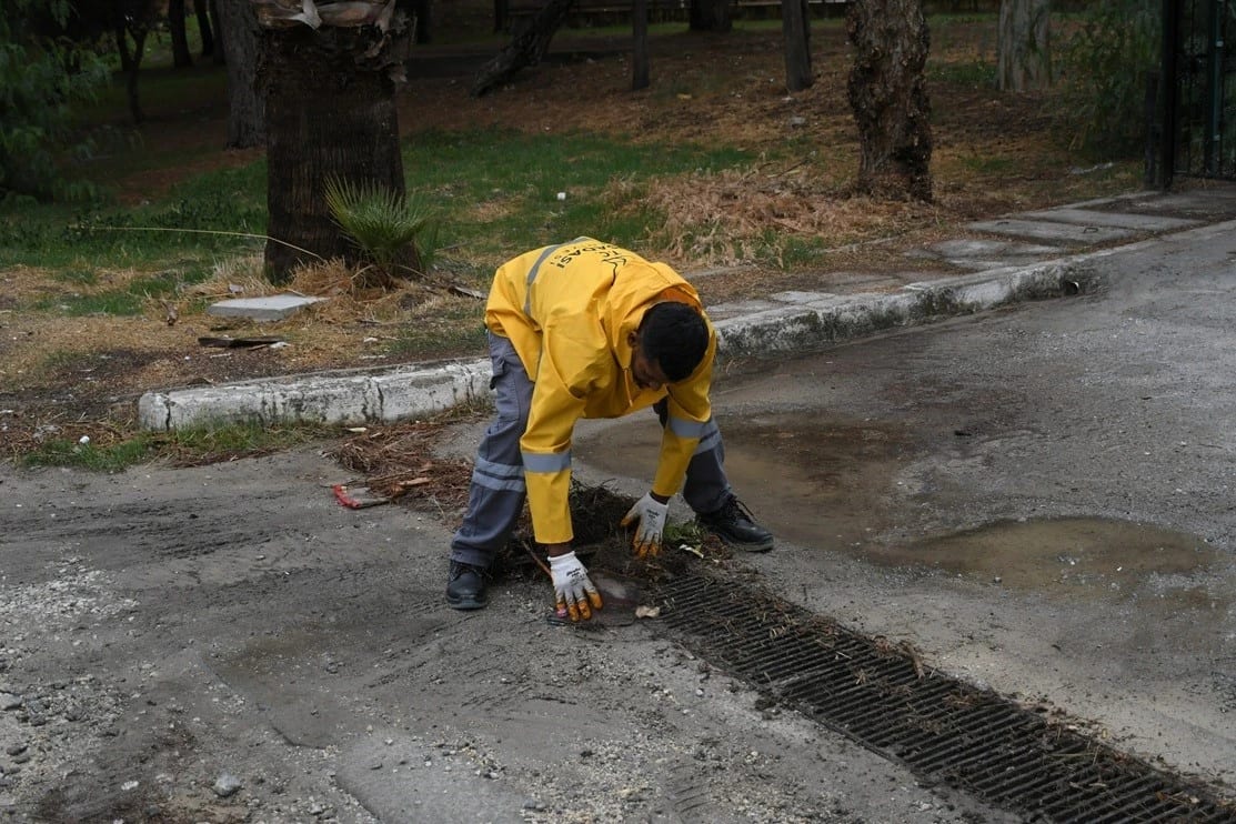 Kuşadası’nda fırtına sonrası ekipler sahaya indi