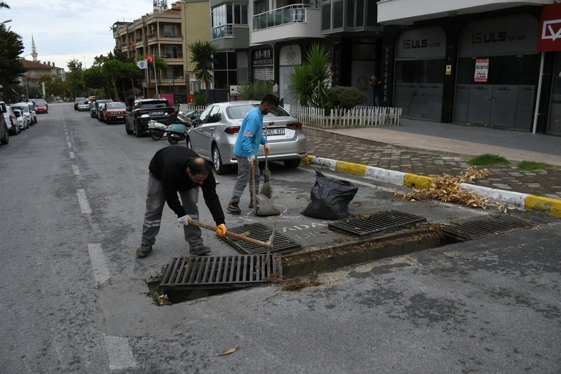 Kuşadası’nda fırtına sonrası ekipler sahaya indi