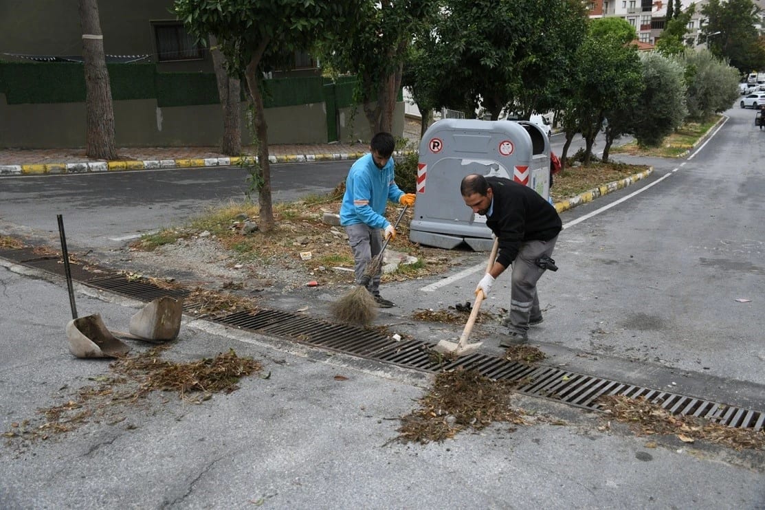 Kuşadası’nda fırtına sonrası ekipler sahaya indi