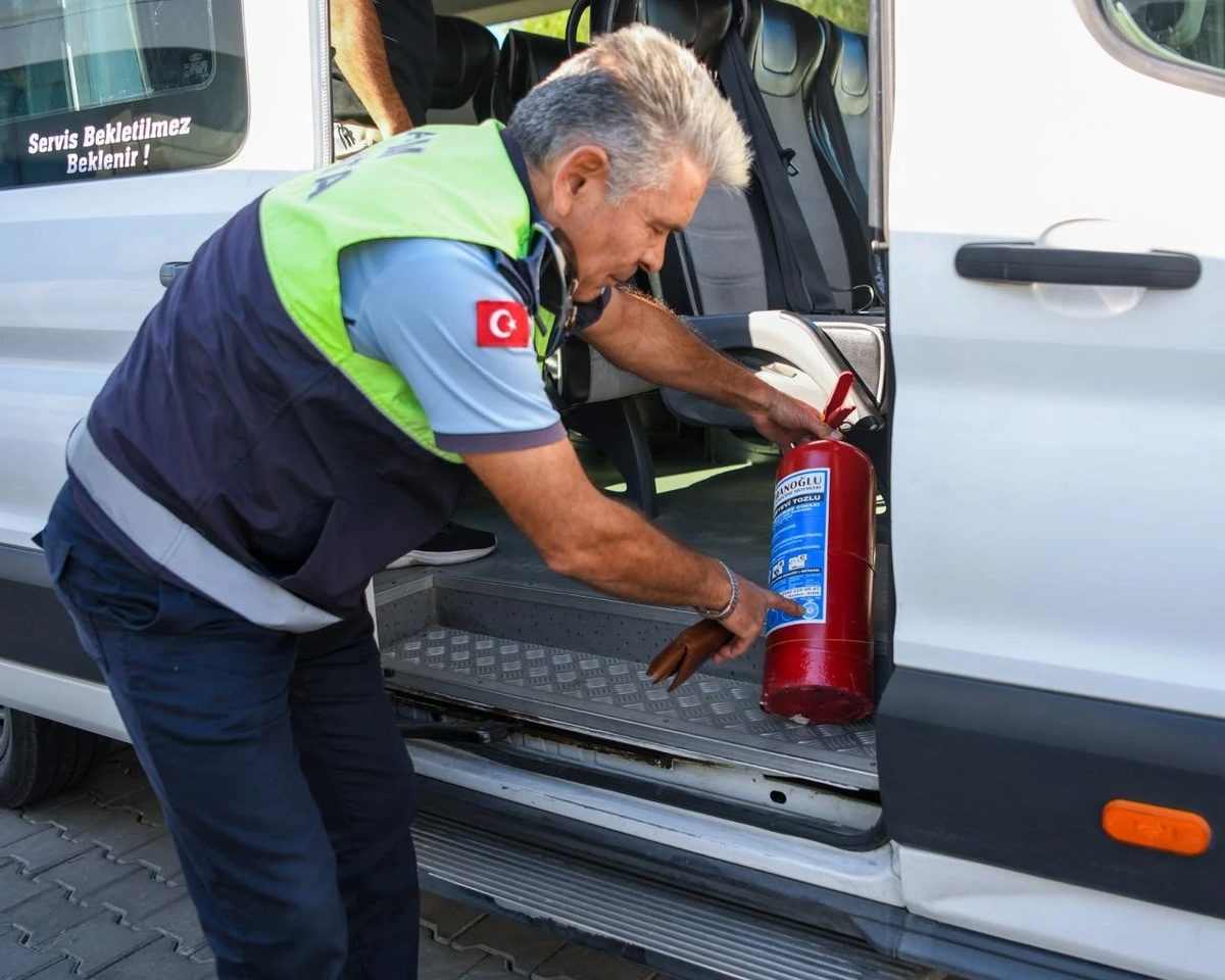 Kuşadası’nda okul servisleri denetlendi