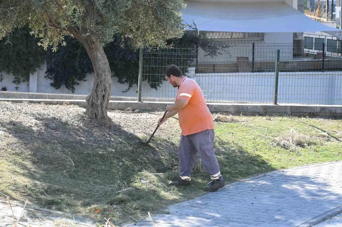Kuşadası’nda park ve yeşil alanlar bakımdan geçiriliyor