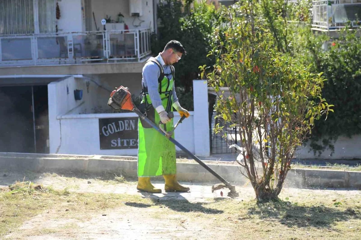 Kuşadası’nda park ve yeşil alanlar bakımdan geçiriliyor