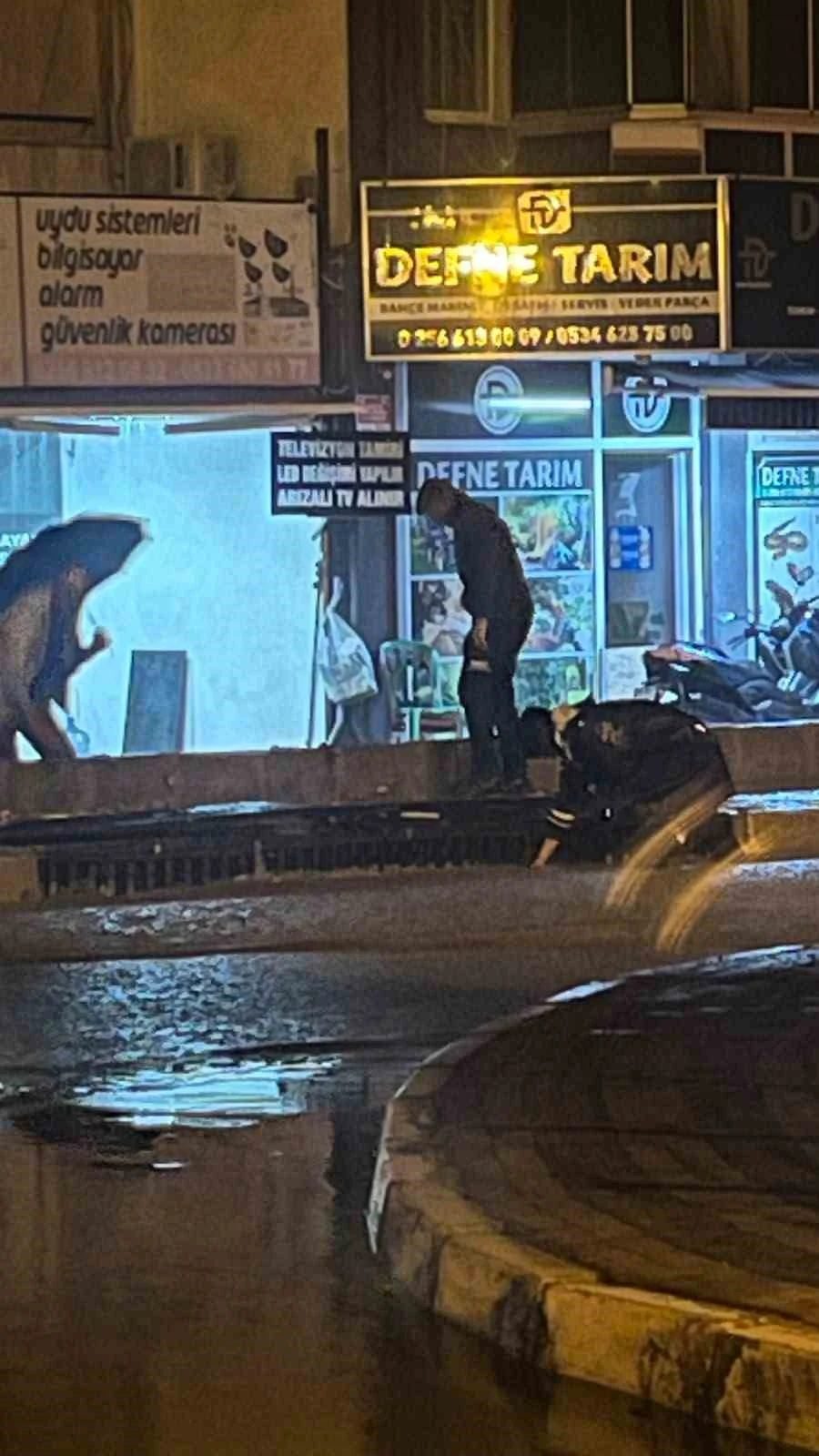 Kuşadası’nda sağanak yağış gece etkili oldu