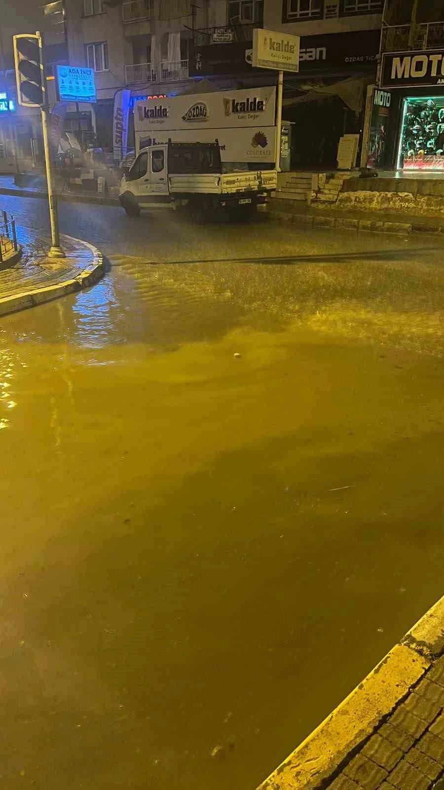 Kuşadası’nda sağanak yağış gece etkili oldu