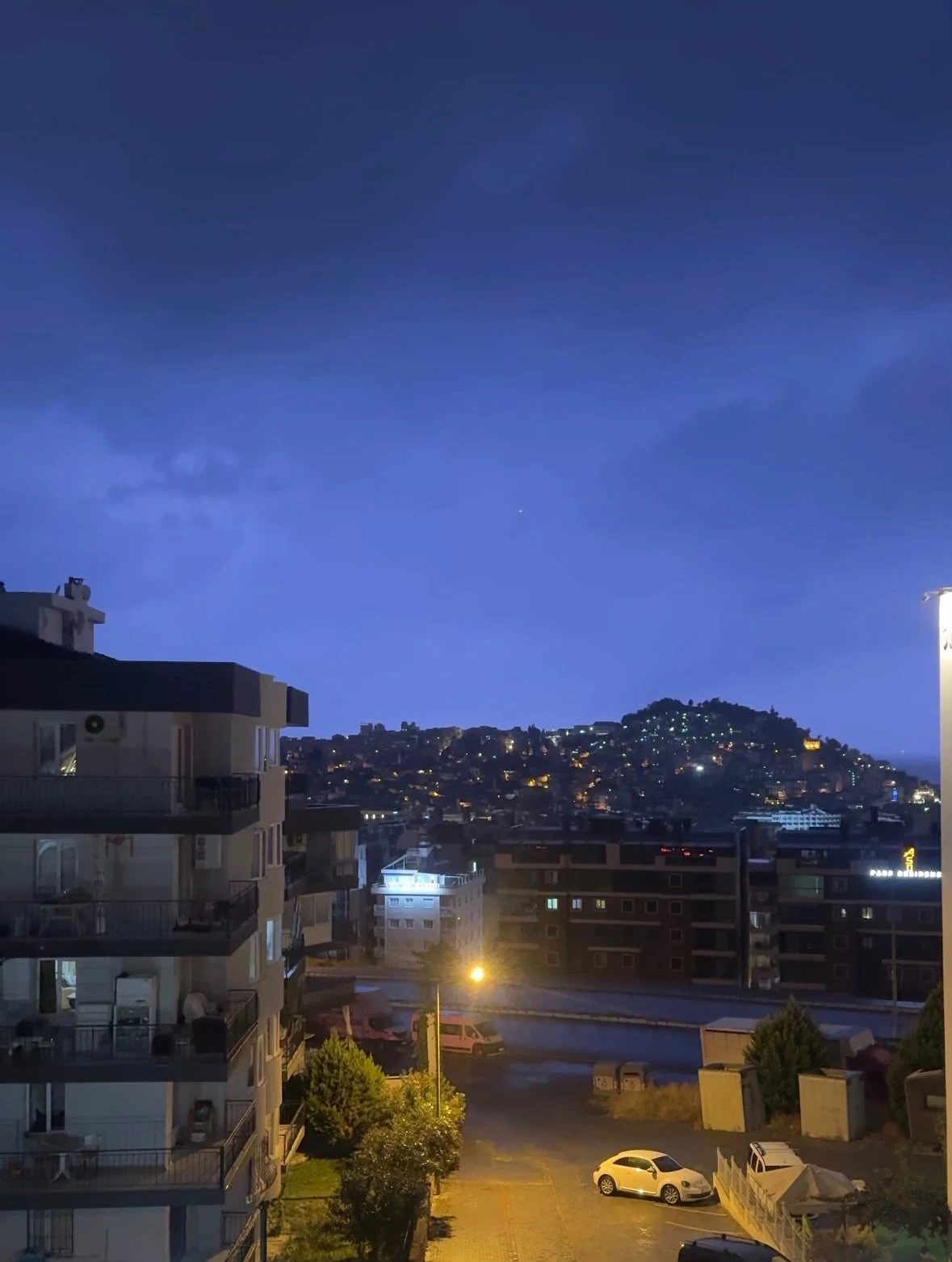 Kuşadası’nda sağanak yağış gece etkili oldu