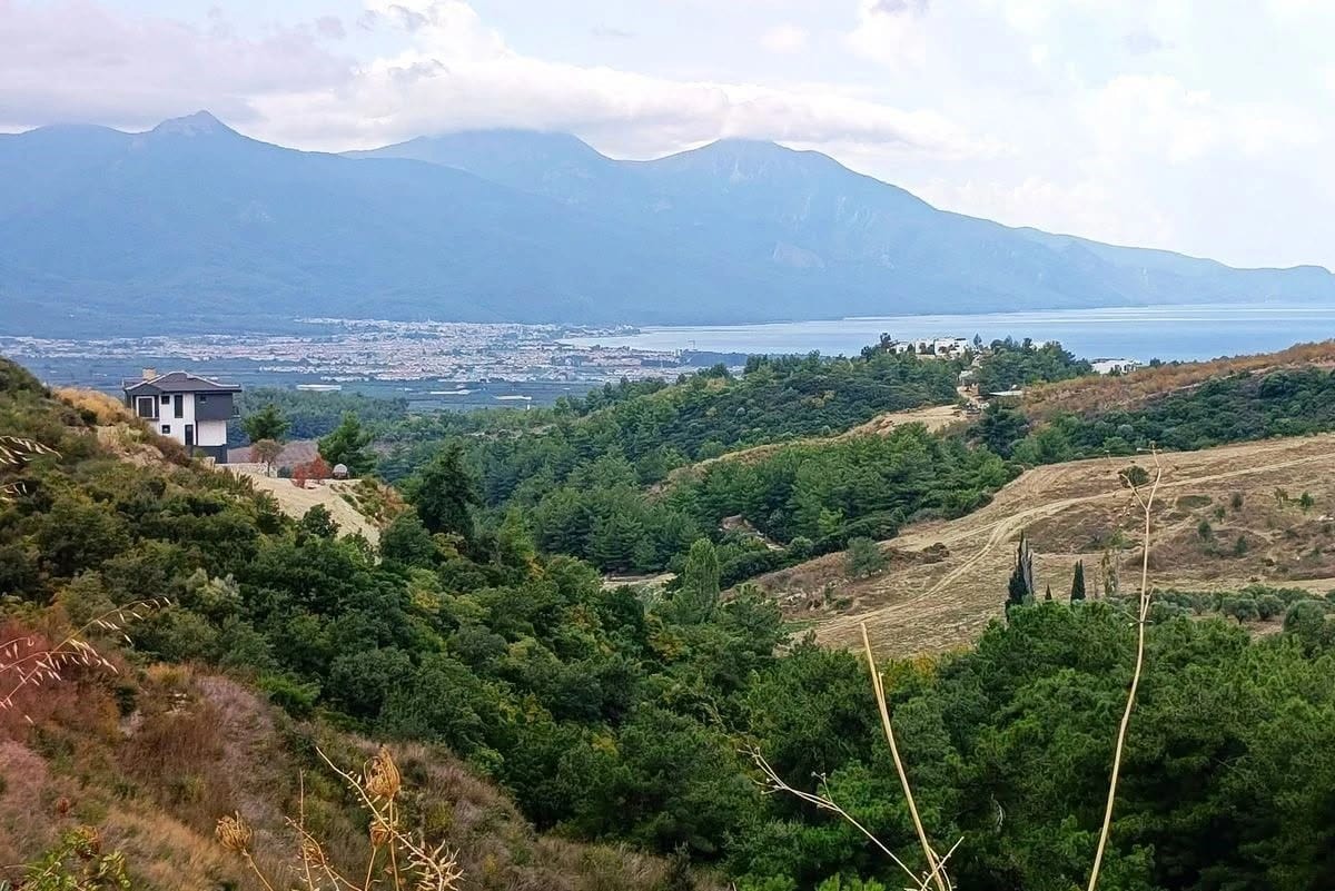 Kuşadası’nda Toskana’yı andıran vadiler atıklarla doluyor