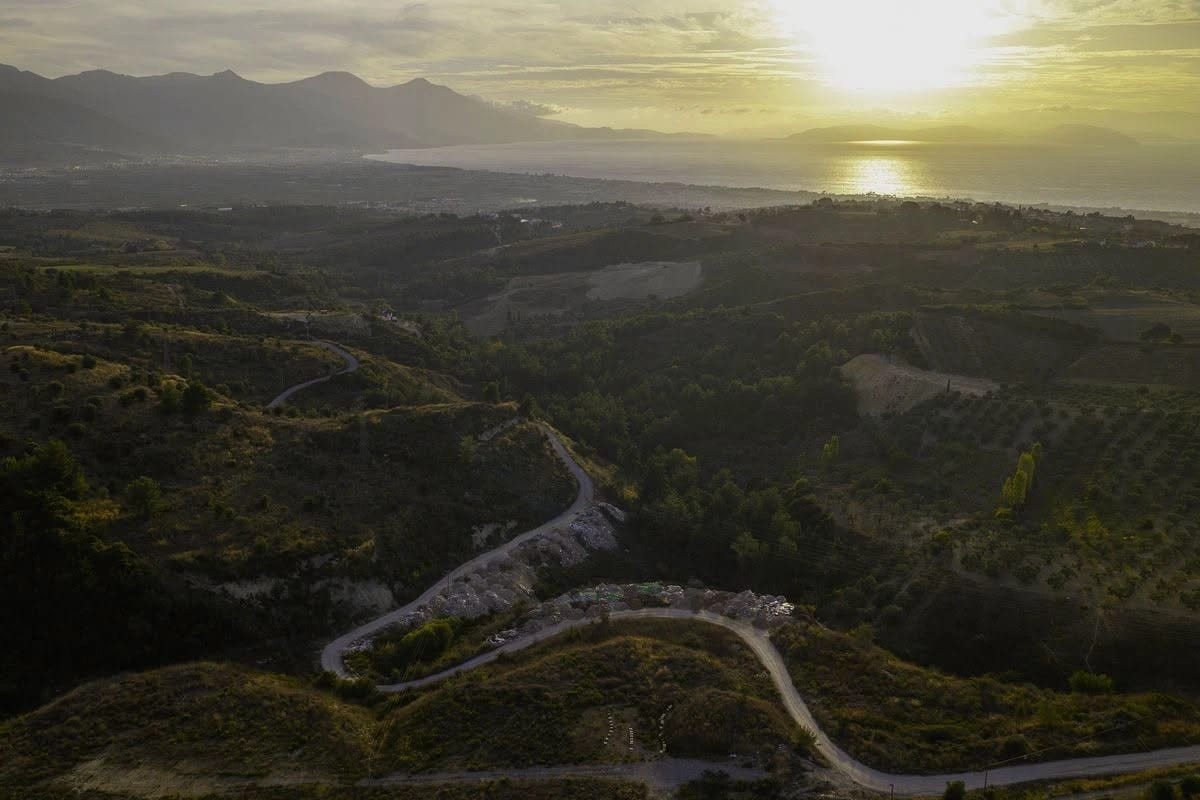 Kuşadası’nda Toskana’yı andıran vadiler atıklarla doluyor