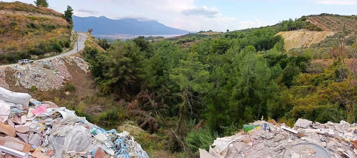 Kuşadası’nda Toskana’yı andıran vadiler atıklarla doluyor