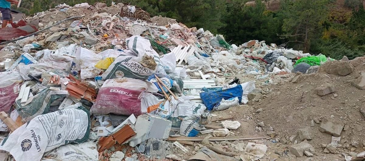 Kuşadası’nda Toskana’yı andıran vadiler atıklarla doluyor