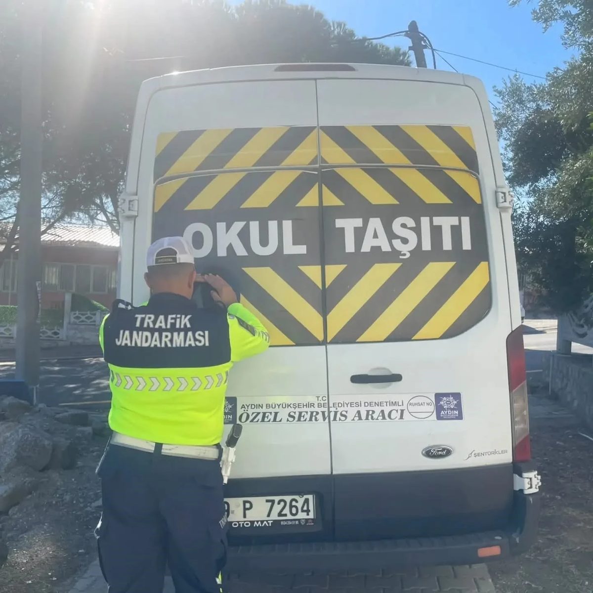 Kuyucak’ta jandarma, lise öğrencilerine e-skuter ve bisiklet eğitimi verdi