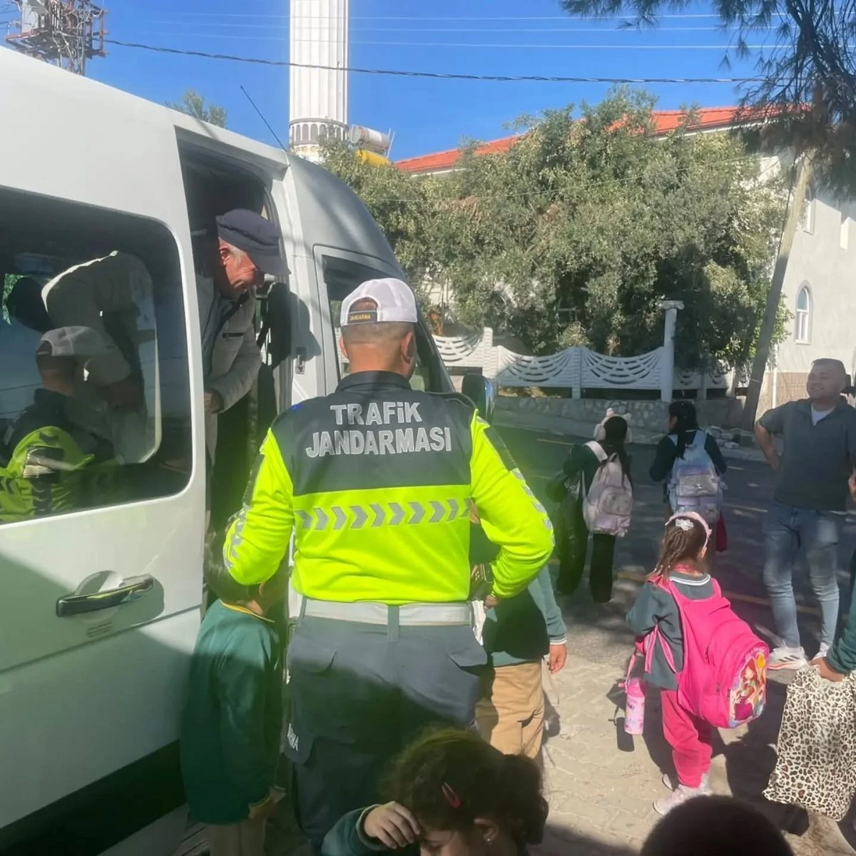 Kuyucak’ta jandarma, lise öğrencilerine e-skuter ve bisiklet eğitimi verdi
