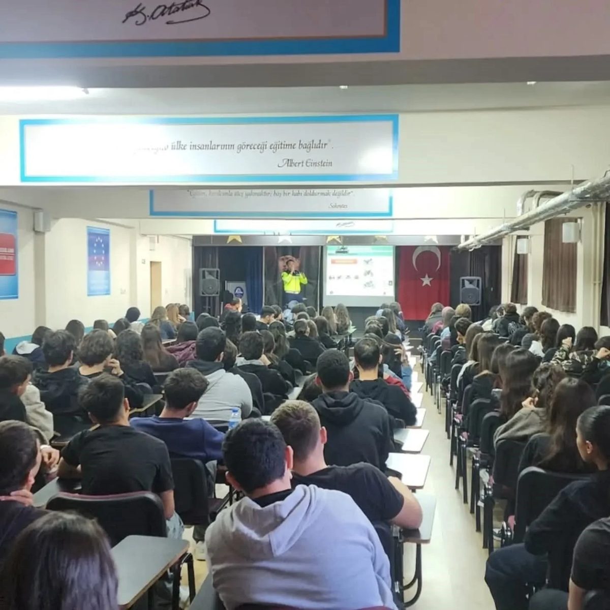 Kuyucak’ta jandarma, lise öğrencilerine e-skuter ve bisiklet eğitimi verdi