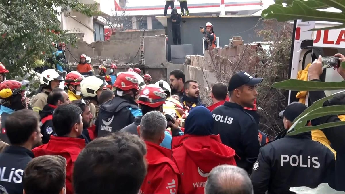 Maltepe’de çöken 7 katlı binadan 5 kişi çıkarıldı: Arama kurtarma çalışmaları devam ediyor