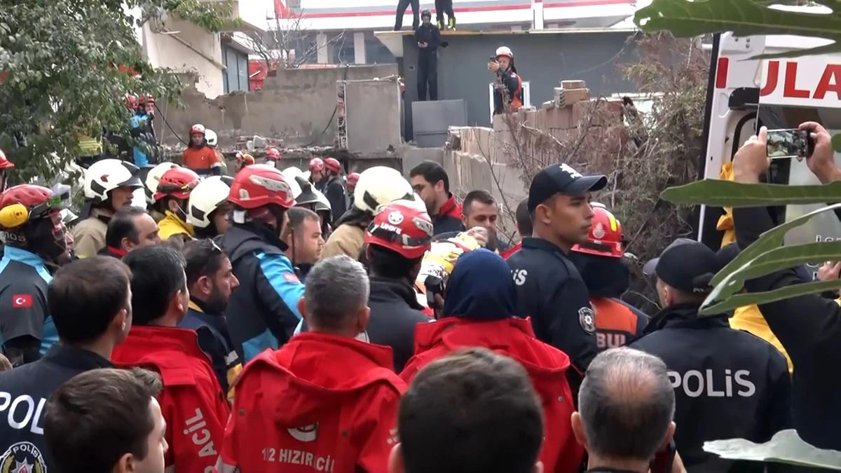 Maltepe’de çöken 7 katlı binadan 5 kişi çıkarıldı: Arama kurtarma çalışmaları devam ediyor