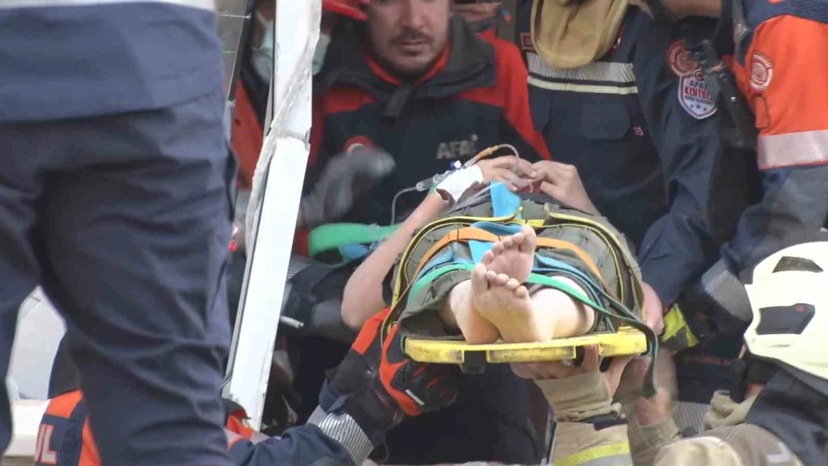 Maltepe’de çöken 7 katlı binadan 5 kişi çıkarıldı: Arama kurtarma çalışmaları devam ediyor