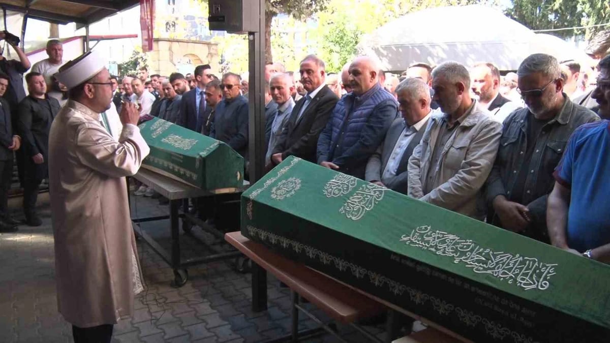 Maltepe’de çöken binada hayatını kaybeden iki kardeş son yolculuğuna uğurlandı